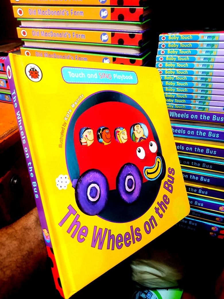 Cover of THE WHEELS ON THE BUS/ Touch and sing playbook.